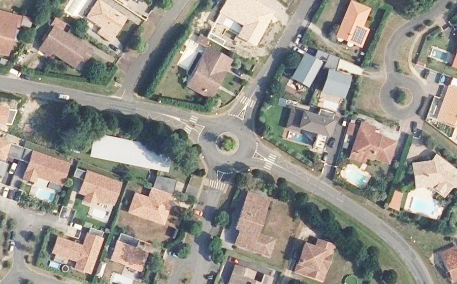 Vue aérienne du Rond-point anonyme n°384899235