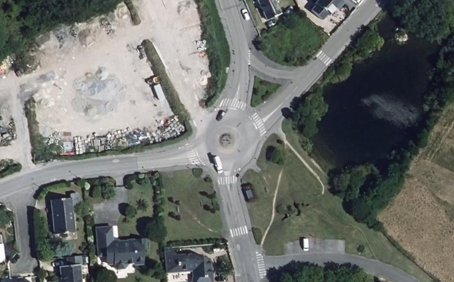 Vue aérienne du Rond-point anonyme n°38497683
