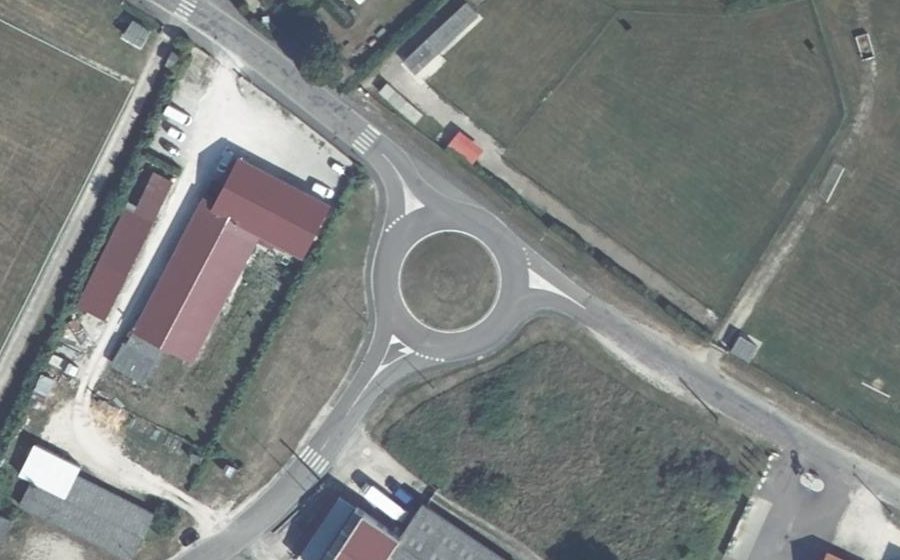 Vue aérienne du Rond-point anonyme n°385000235