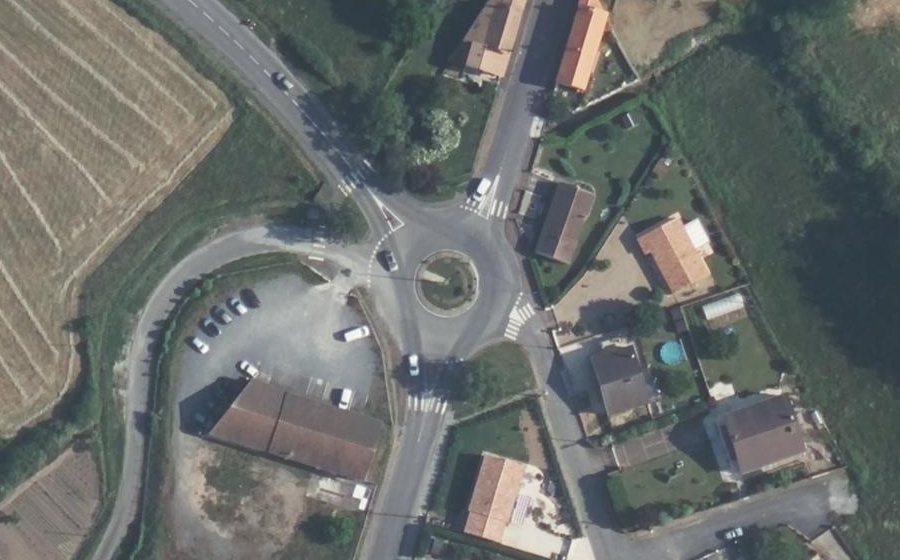 Vue aérienne du Rond-point anonyme n°38502573