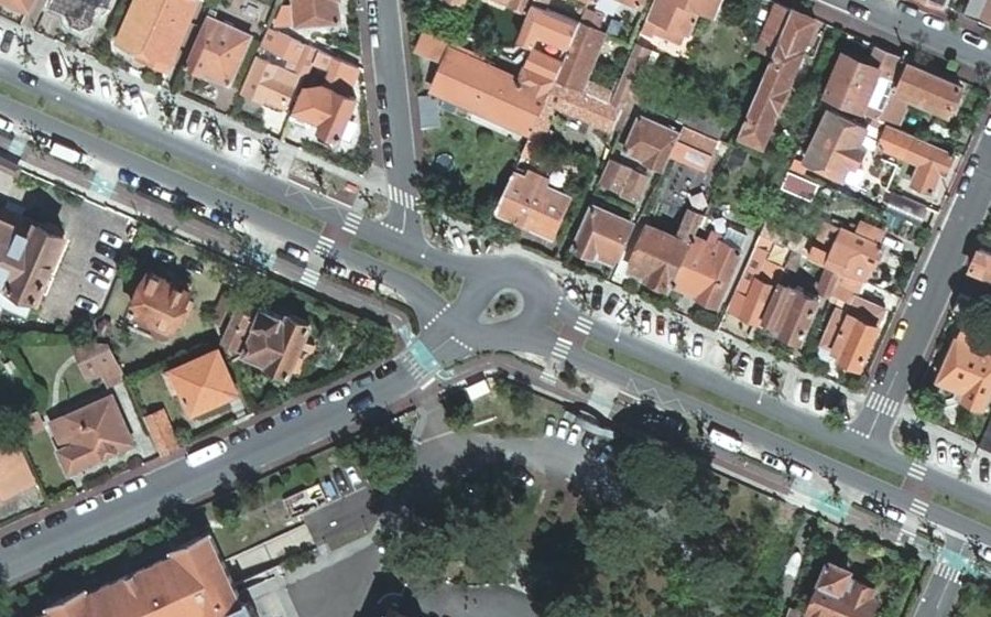 Vue aérienne du Rond-point anonyme n°385027948
