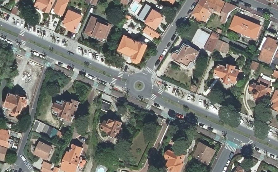 Vue aérienne du Rond-point anonyme n°385027949