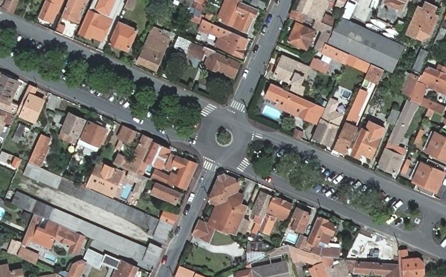 Vue aérienne du Rond-point anonyme n°385053746