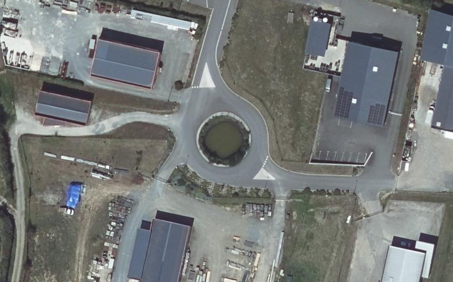Vue aérienne du Rond-point anonyme n°385086602