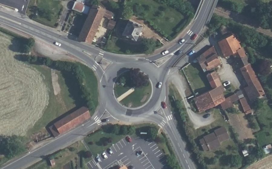 Vue aérienne du Rond-point anonyme n°38510205