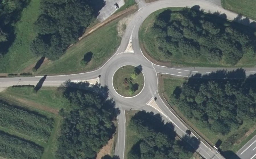 Vue aérienne du Rond-point anonyme n°38523877