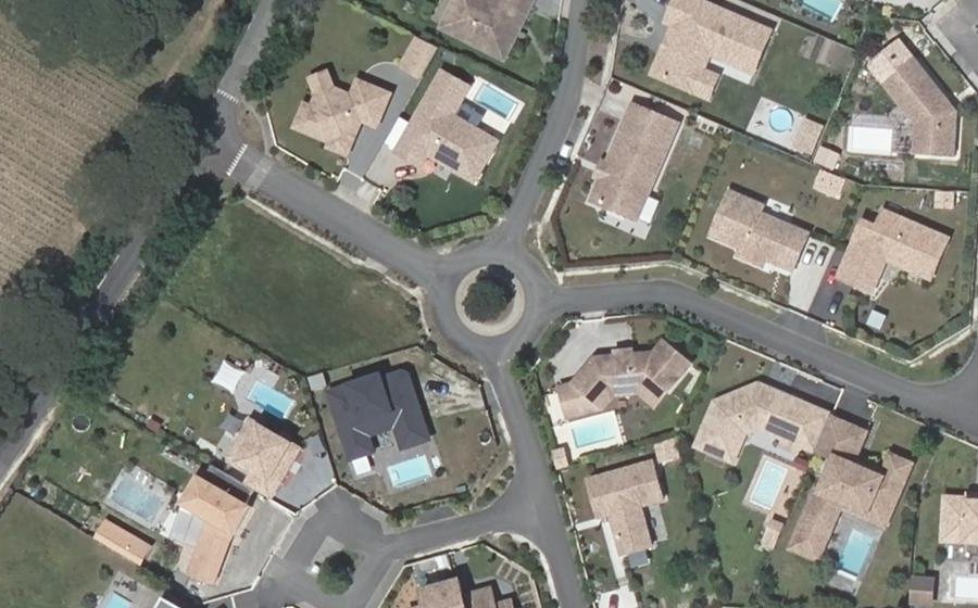 Vue aérienne du Rond-point anonyme n°385421988