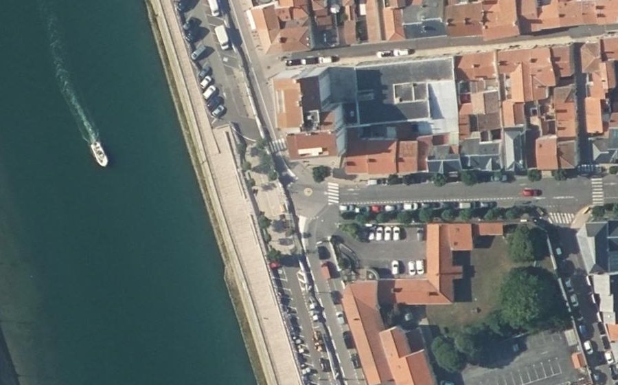 Vue aérienne du Rond-point anonyme n°385496924