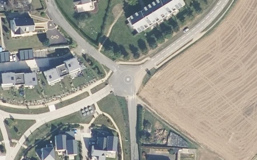 Vue aérienne du Rond-point anonyme n°385606578