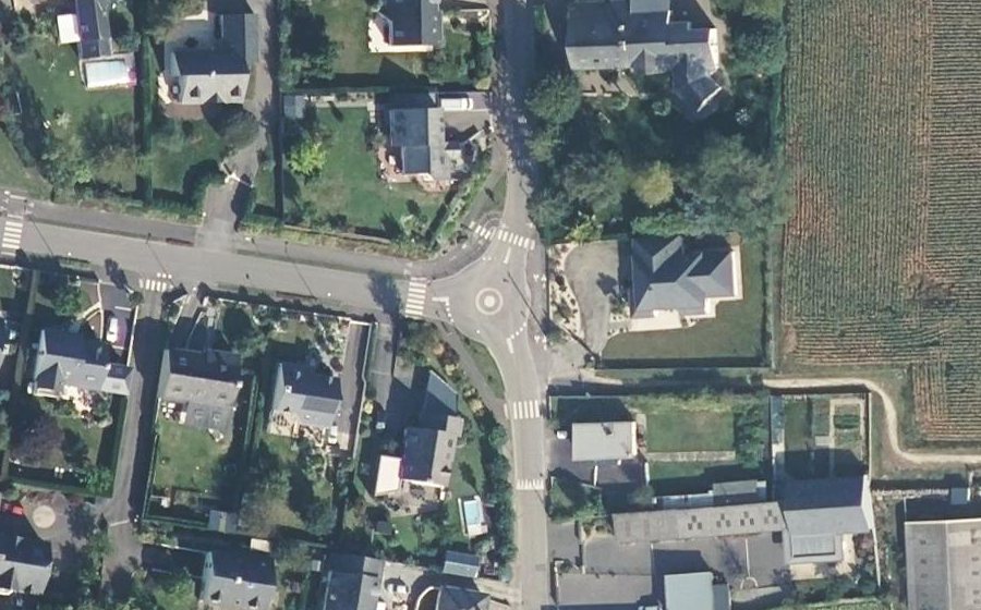 Vue aérienne du Rond-point anonyme n°385606587