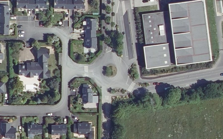Vue aérienne du Rond-point anonyme n°385611542