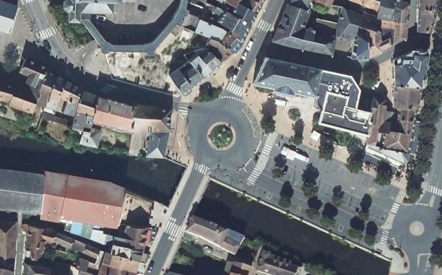 Vue aérienne du Rond-point anonyme n°38569063