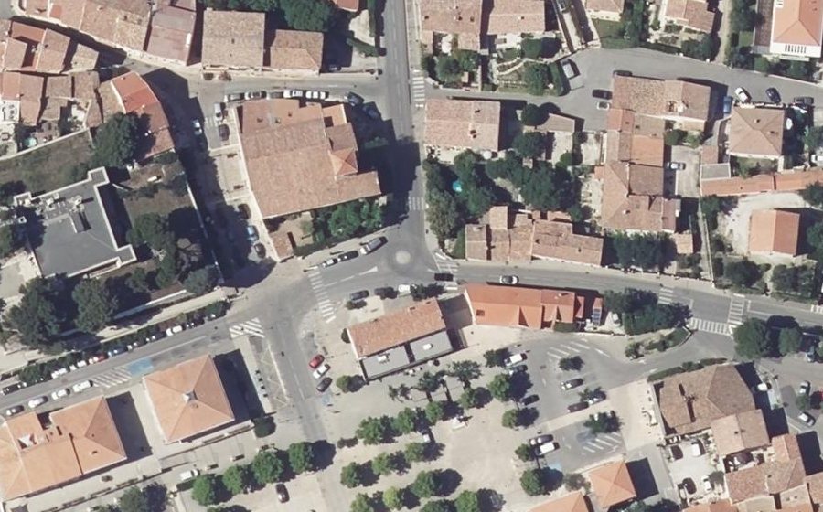 Vue aérienne du Rond-point anonyme n°38575364