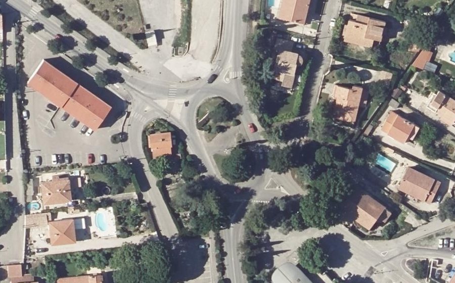Vue aérienne du Rond-point anonyme n°38575374