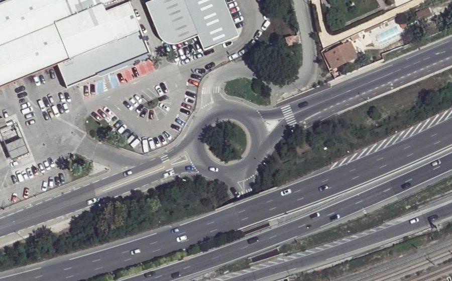 Vue aérienne du Rond-point anonyme n°38579396