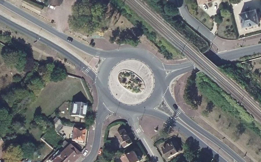 Vue aérienne du Rond-point anonyme n°38579666