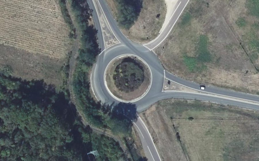 Vue aérienne du Rond-point anonyme n°38580145