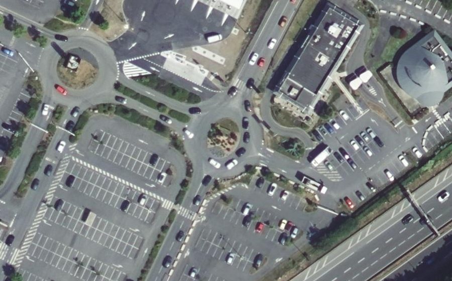 Vue aérienne du Rond-point anonyme n°38581919