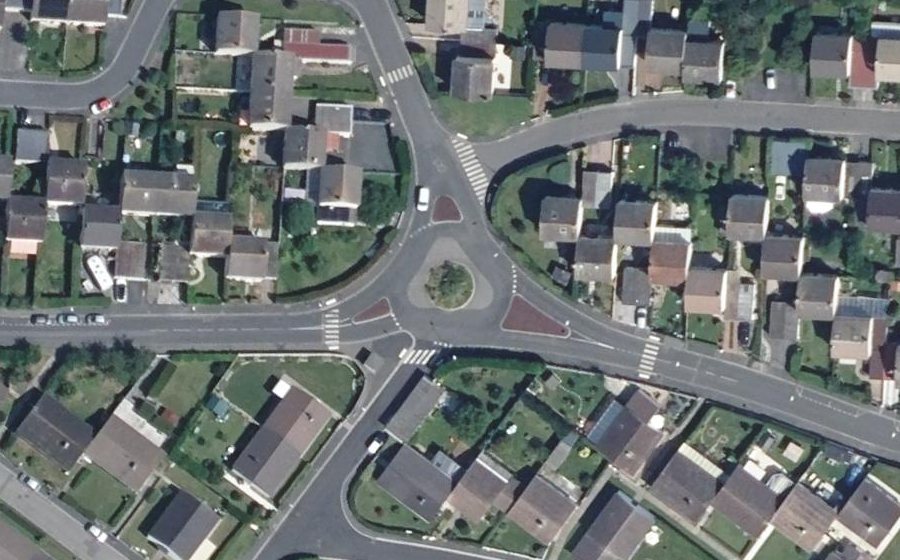 Vue aérienne du Rond-point anonyme n°385831626