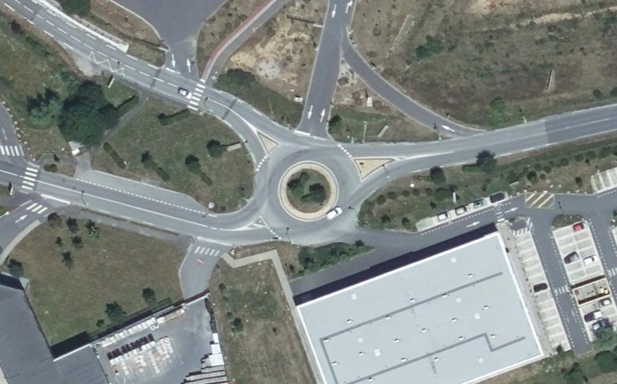 Vue aérienne du Rond-point anonyme n°385870989