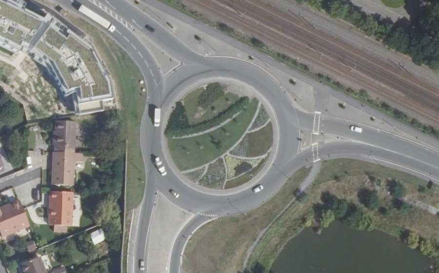 Vue aérienne du Rond-point anonyme n°385877561
