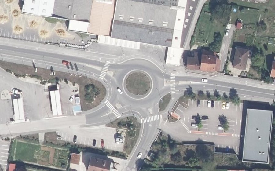 Vue aérienne du Rond-point anonyme n°385963346