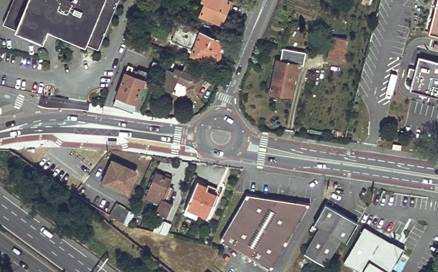 Vue aérienne du Rond-point anonyme n°386048449
