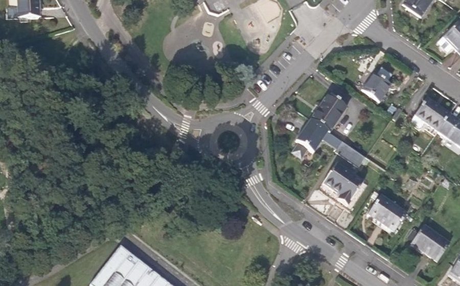 Vue aérienne du Rond-point anonyme n°38613624
