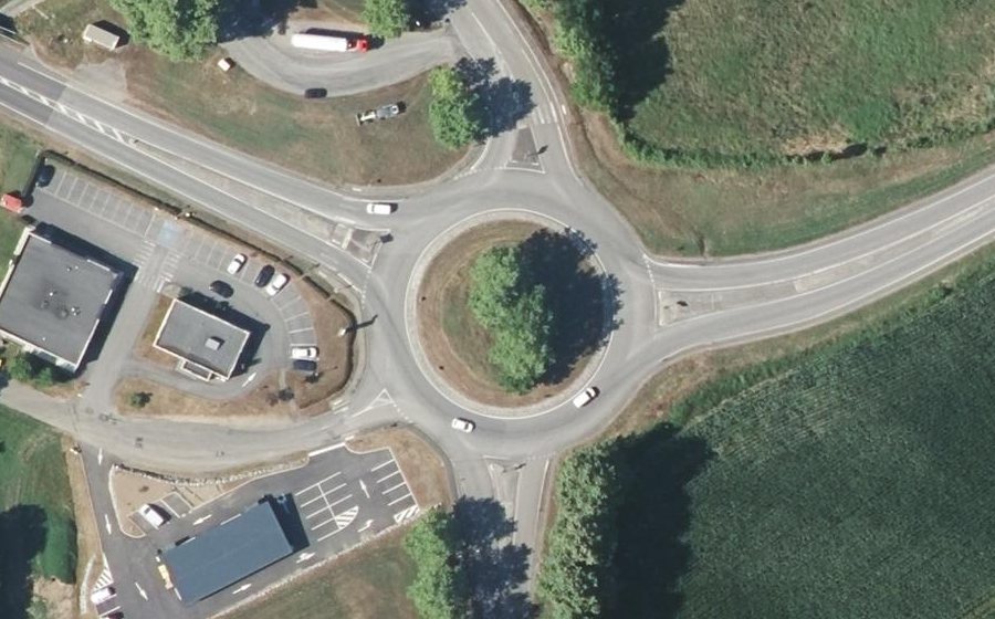 Vue aérienne du Rond-point anonyme n°38614497