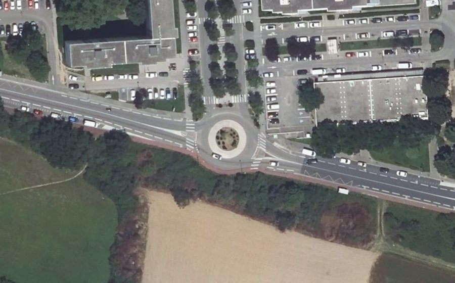 Vue aérienne du Rond-point anonyme n°386149367