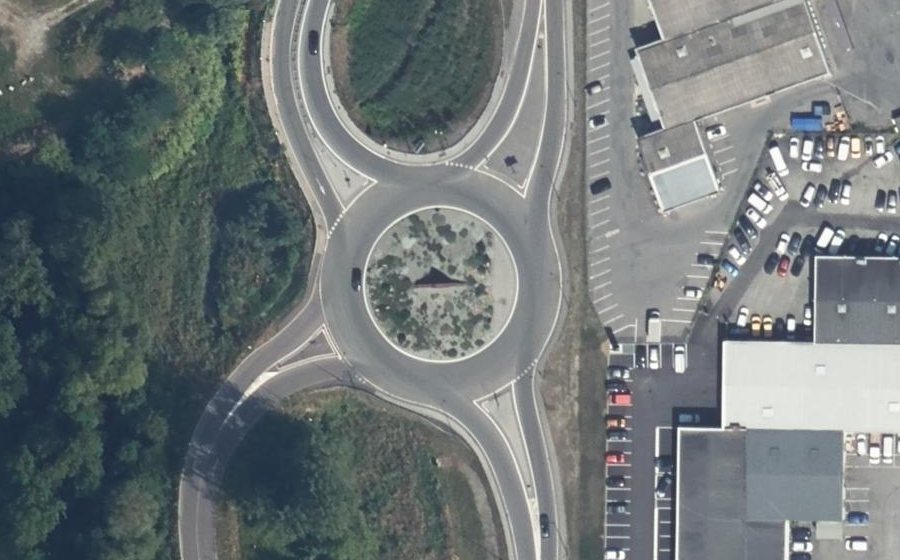 Vue aérienne du Rond-point anonyme n°38615772