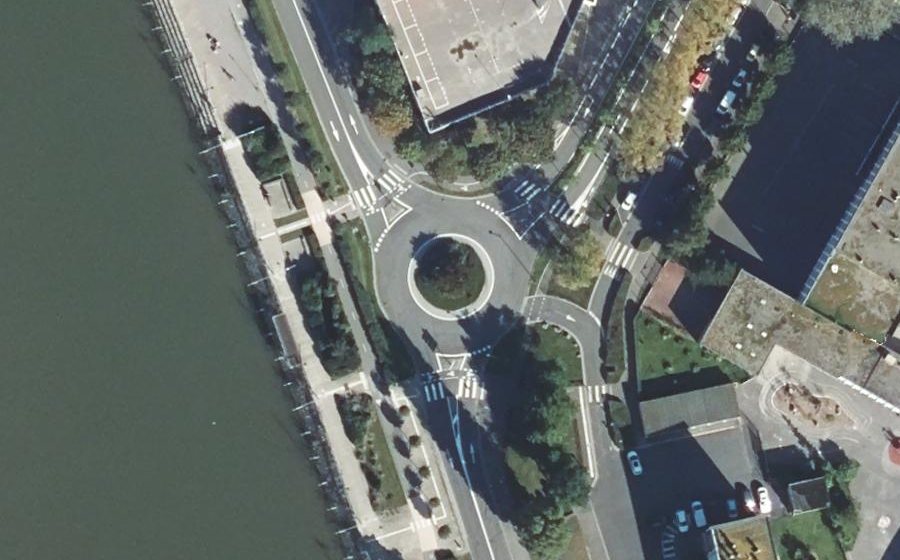 Vue aérienne du Rond-point anonyme n°386247156