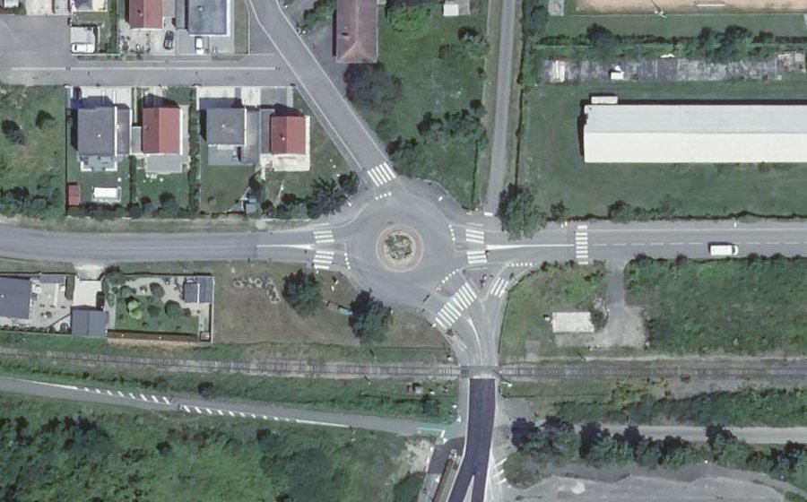 Vue aérienne du Rond-point anonyme n°38627531