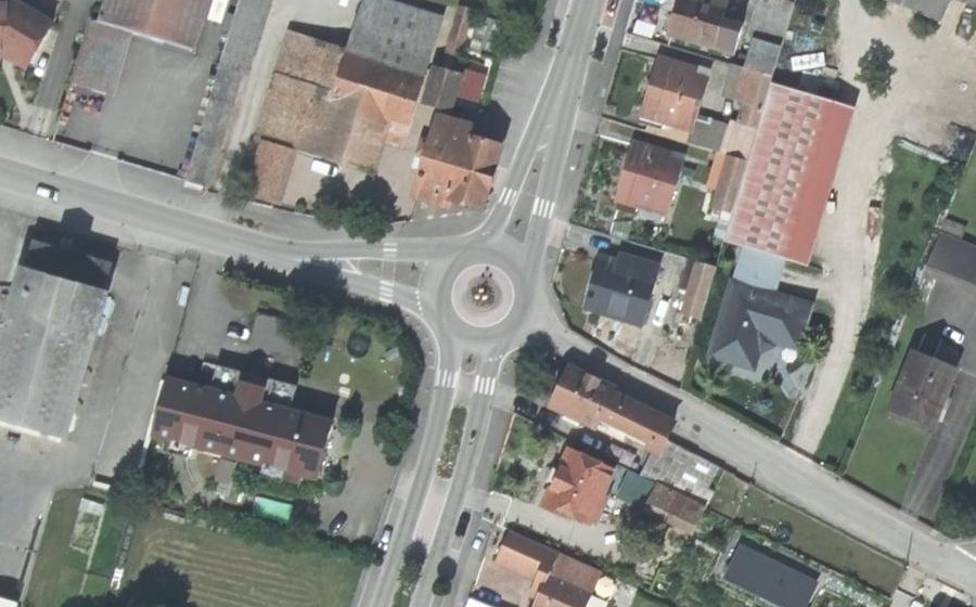 Vue aérienne du Rond-point anonyme n°38628290