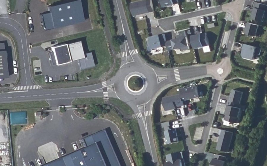Vue aérienne du Rond-point anonyme n°386316245