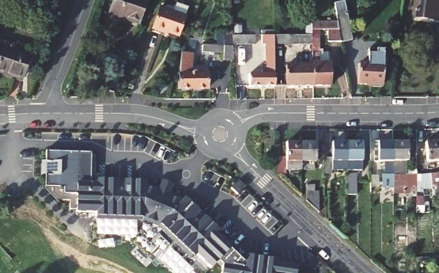 Vue aérienne du Rond-point anonyme n°38632195