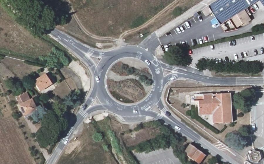 Vue aérienne du Rond-point anonyme n°38633116