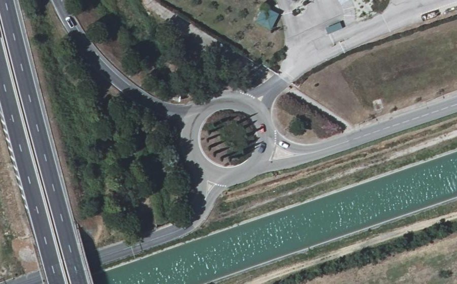 Vue aérienne du Rond-point anonyme n°38633132