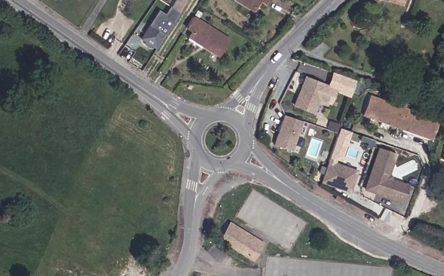 Vue aérienne du Rond-point anonyme n°38634044