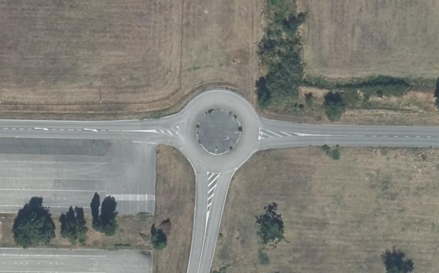 Vue aérienne du Rond-point anonyme n°386350418