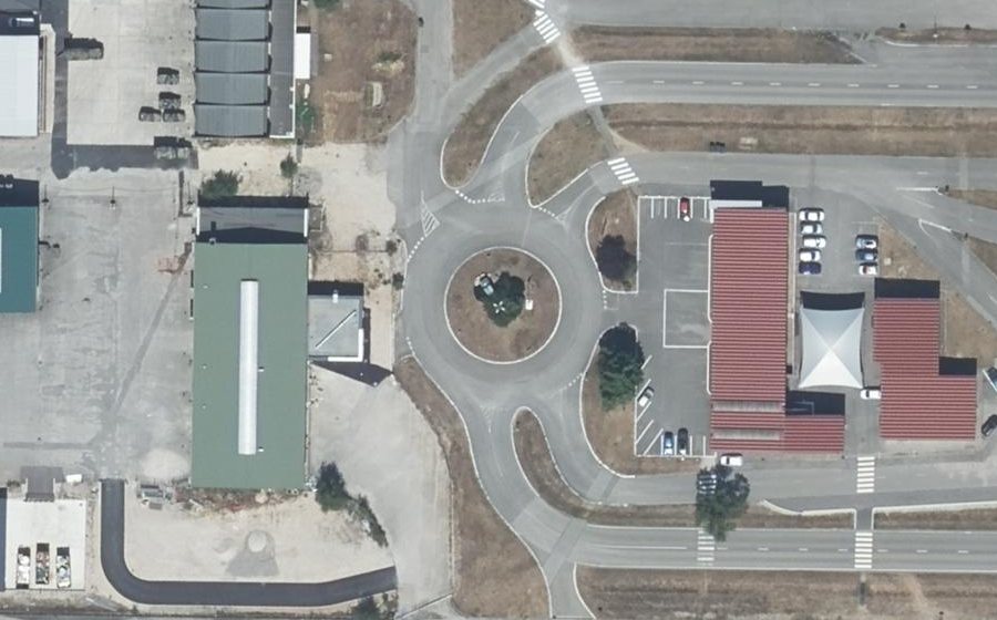 Vue aérienne du Rond-point anonyme n°386350434