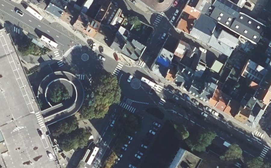 Vue aérienne du Rond-point anonyme n°386397199