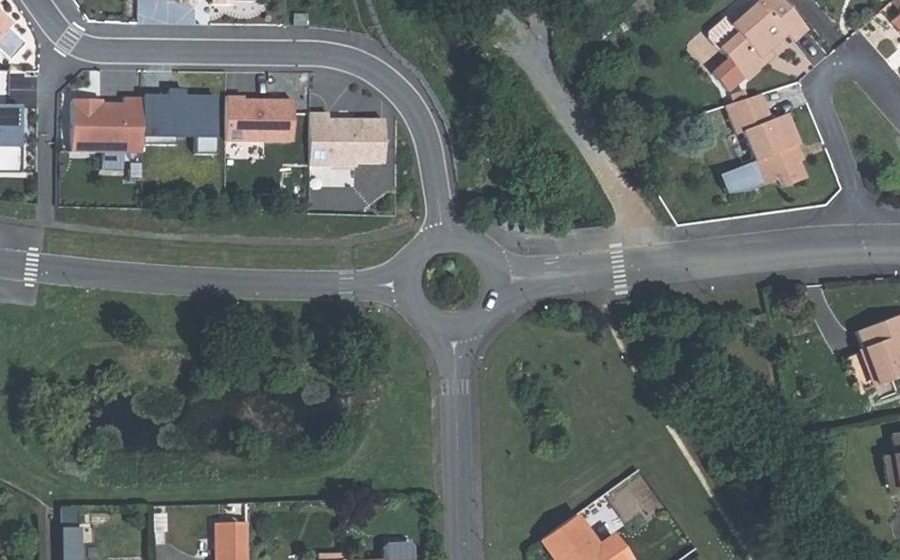 Vue aérienne du Rond-point anonyme n°386488029
