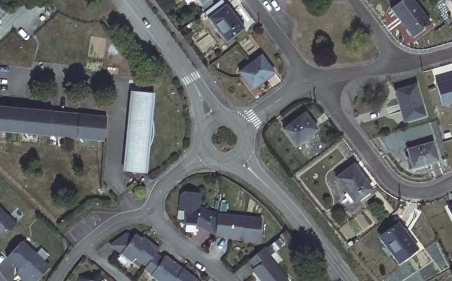Vue aérienne du Rond-point anonyme n°386620659