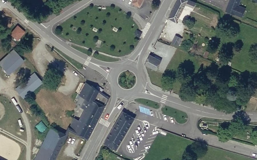 Vue aérienne du Rond-point anonyme n°38663013