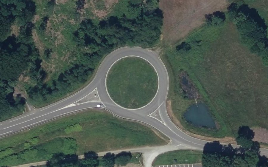 Vue aérienne du Rond-point anonyme n°38663015