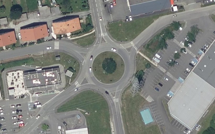 Vue aérienne du Rond-point anonyme n°38663026