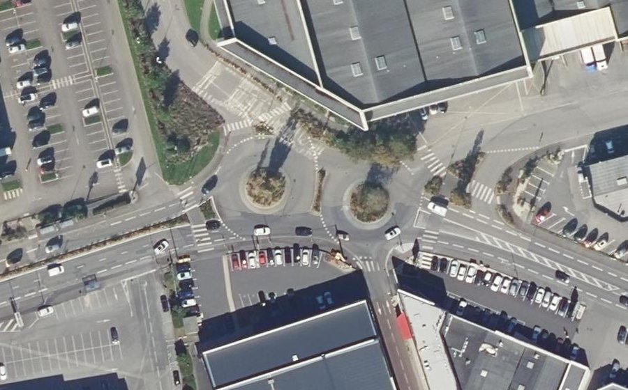Vue aérienne du Rond-point anonyme n°386665521