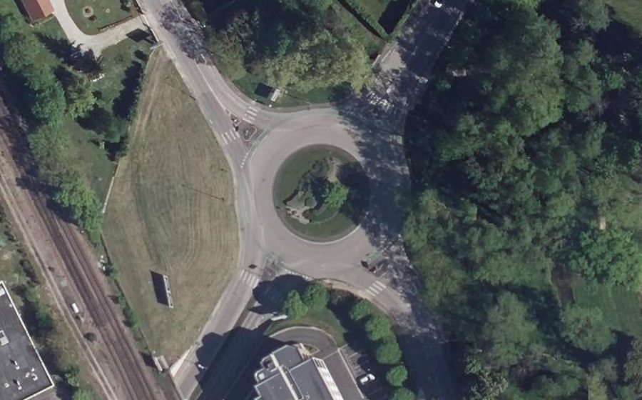 Vue aérienne du Rond-point anonyme n°38666803