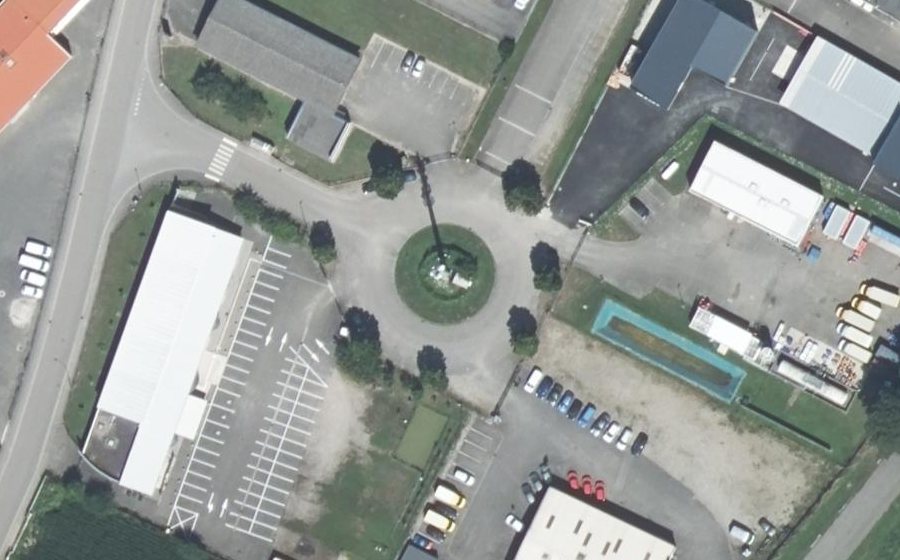 Vue aérienne du Rond-point anonyme n°386678539